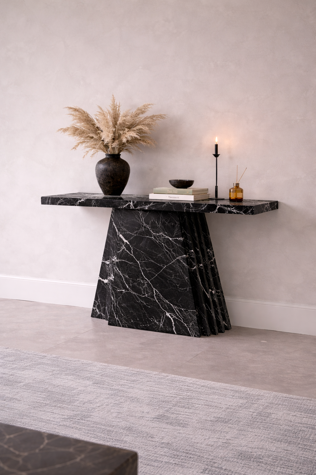 The in Travara Nero Marquina
